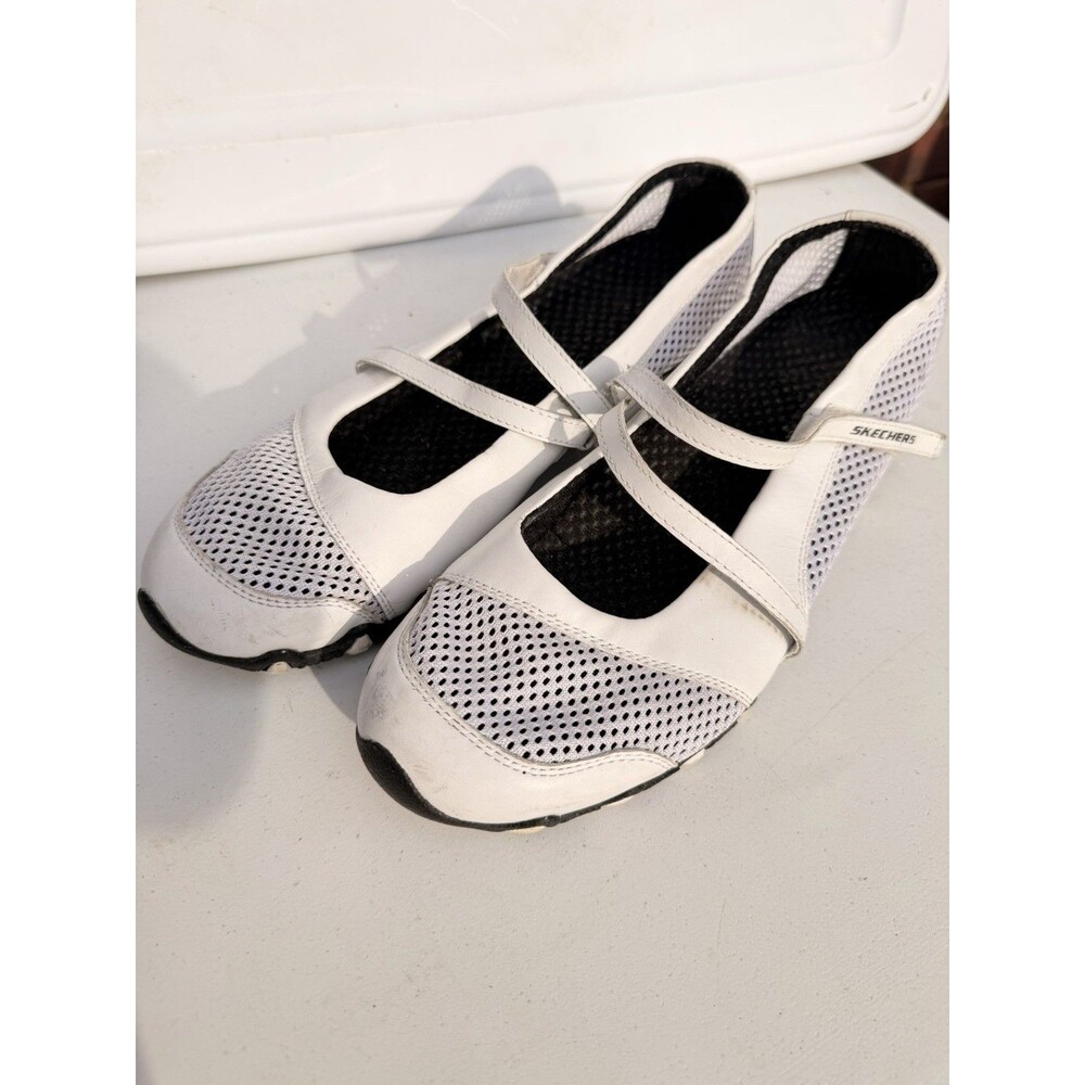 white skechers size 10 Hood Loop close mesh shoe